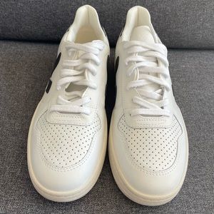 VEJA V-10 Leather Sneakers/ Black & Extra White/Women’s SZ 10